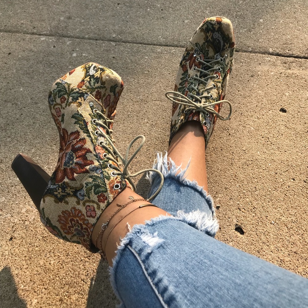 Unique Vintage Floral platform heels 🌼 - Picture 3 of 5